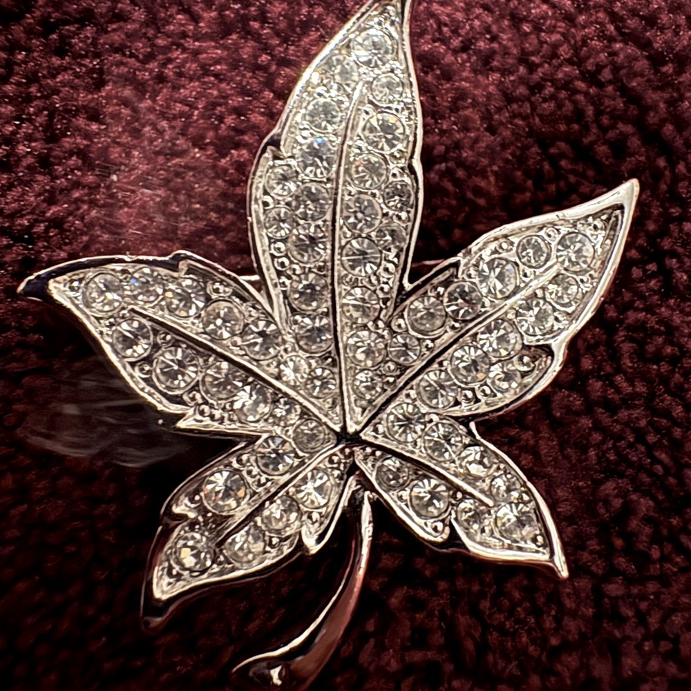 Maple leaf five leaf diamonte crystal vintage broach